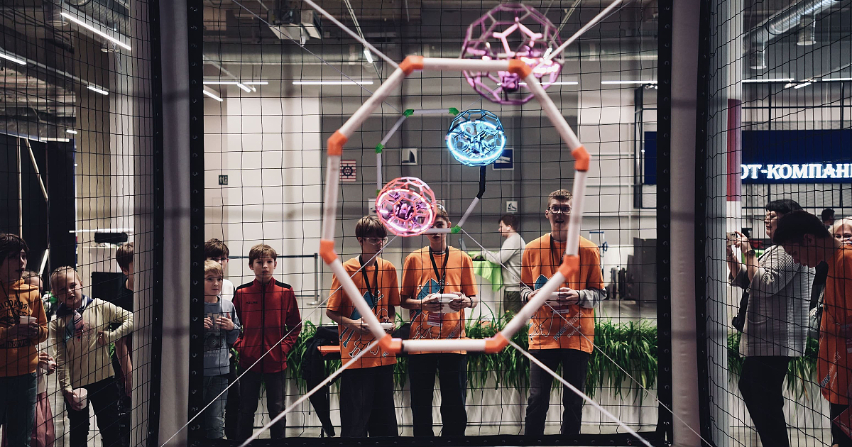 В этом году на площадке международного фестиваля робототехники «РобоФинист 2025» встретились участники из 20 регионов России и 8 других стран