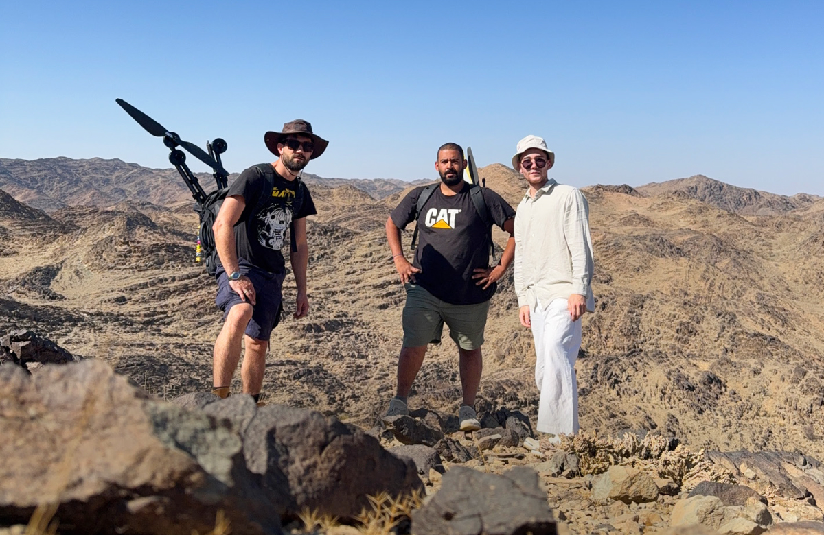 Операторы БАС Геоскана и руководитель проекта компании-партнера (в центре) во время работ в Саудовской Аравии
