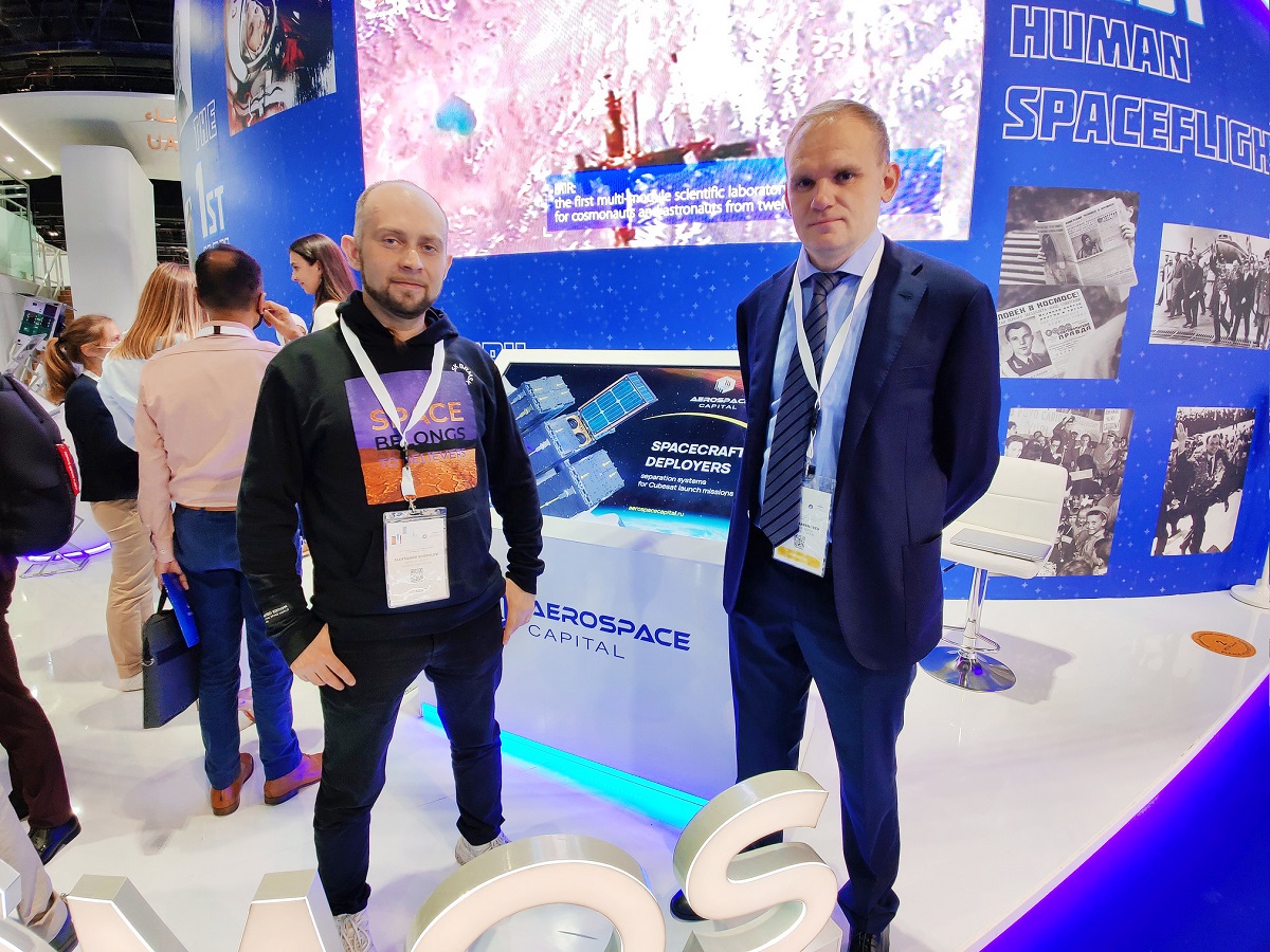 Андрей Карандаев, технический директор Aerospace Capital, и Александр Хохлов на стенде Роскосмоса